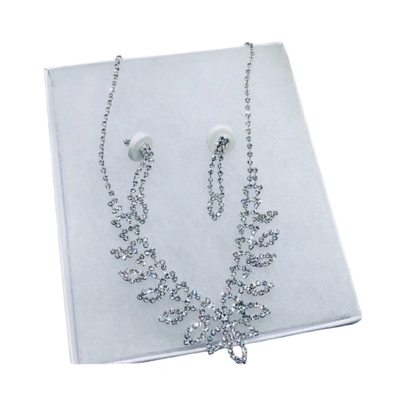 Elegant Silver Crystal Rhinestone Necklace and Earring Set - Picture 4 of 5